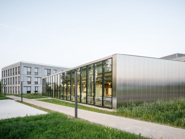 Les façades en inox brossé reflètent les jardins du campus connect sur le parc d'innovation d'Illkirch-Graffenstaden