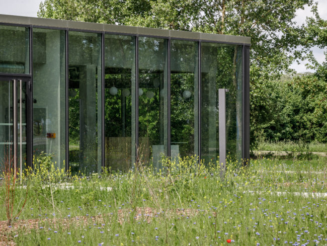 Les façades vitrées de volume transparents et ouverts sur l'extérieure s'inscrivent sur un territoire respecté à Illkirch Graffenstaden