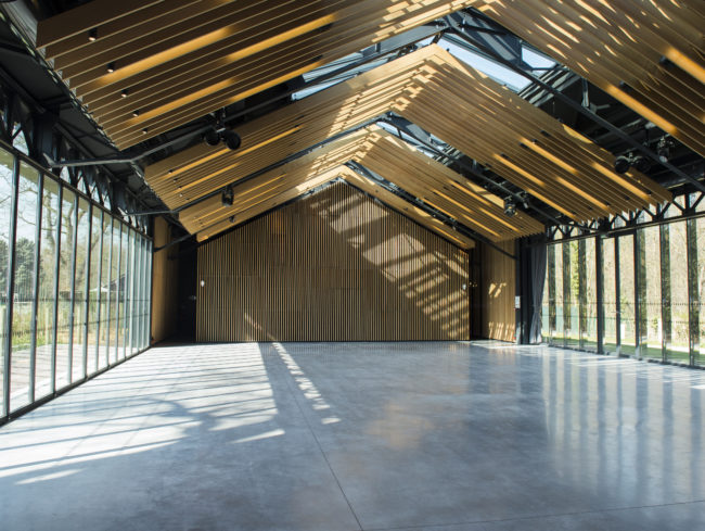 Intérieur bois de la salle évenementielle du pigeonnier des pavillons des étangs