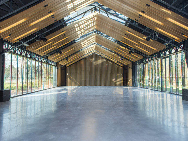 Intérieur bois de la salle évenementielle du pigeonnier des pavillons des étangs